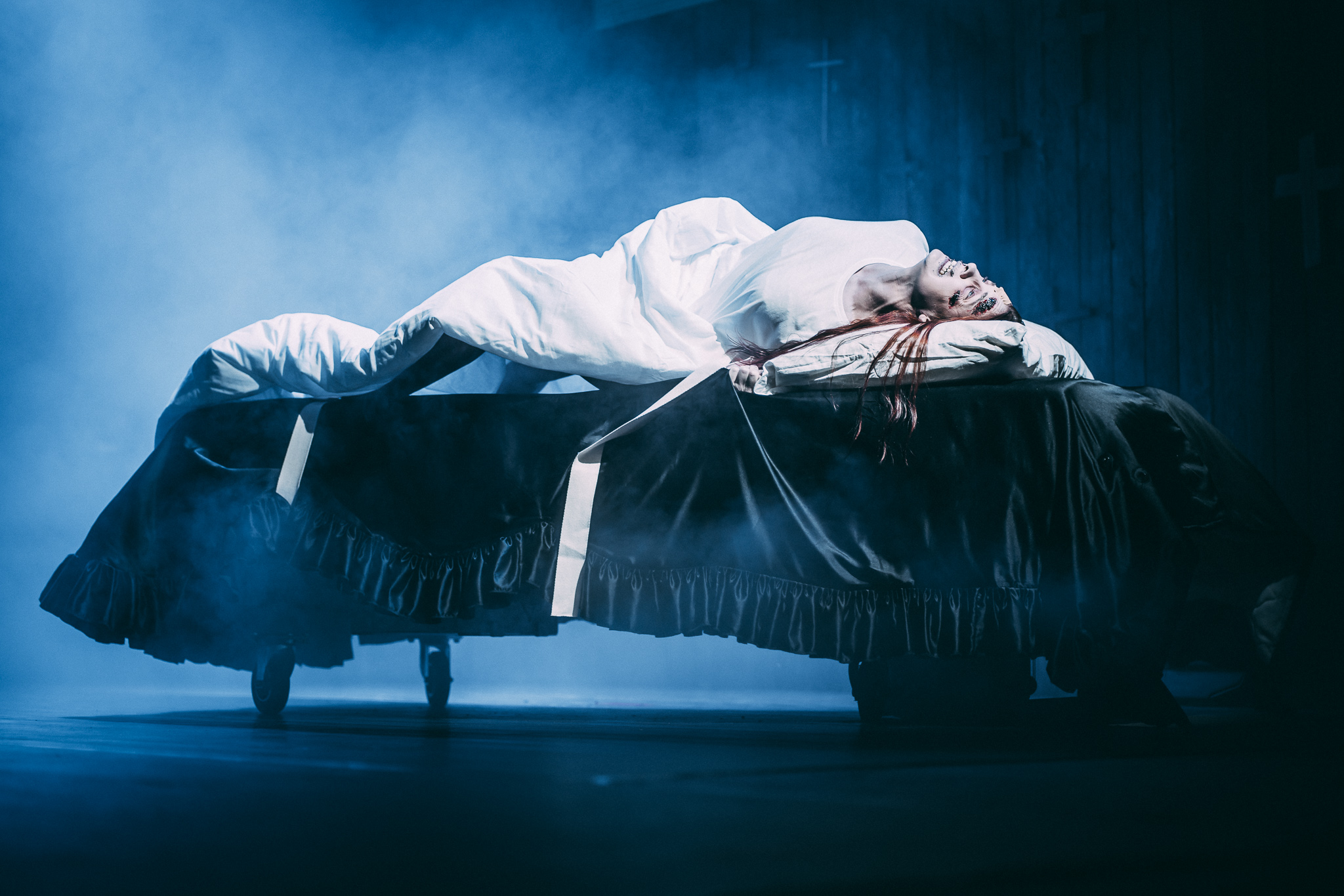 "Devil's Exorcist" 2020, Bühnenbild und Kostümbild von Mara Lena Schönborn, Foto: Nico Moser